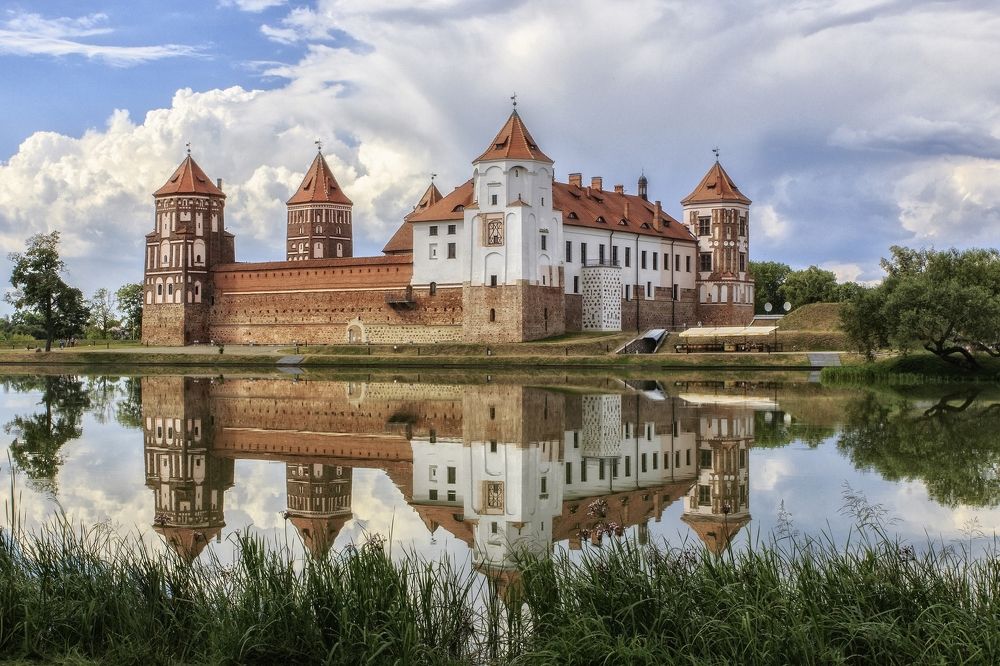 Мирский замок и его зеркальное отражение