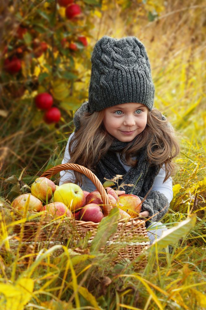 Девочка с яблоками