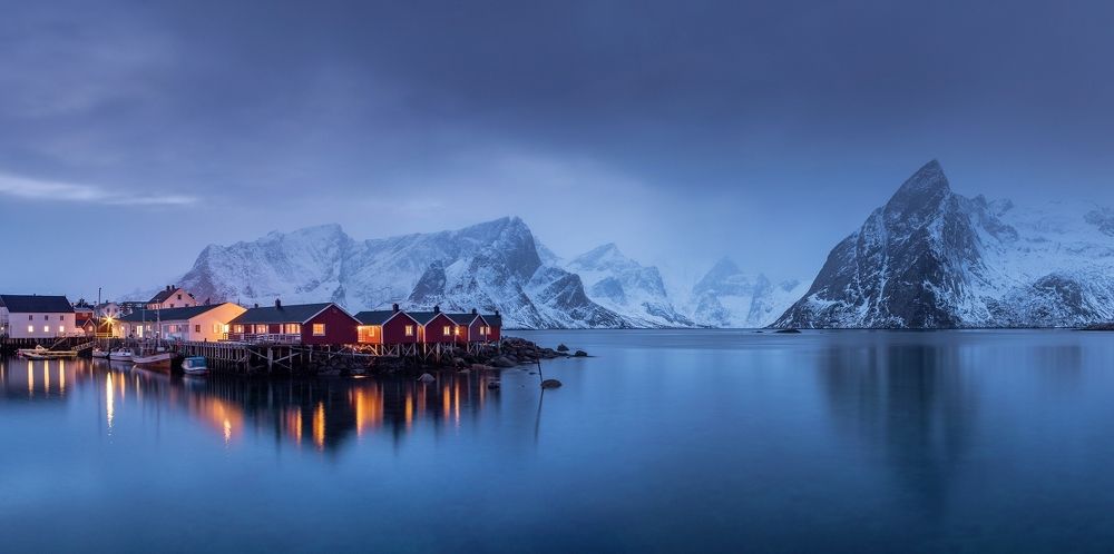 Норвежский пейзаж с кабинами и горой