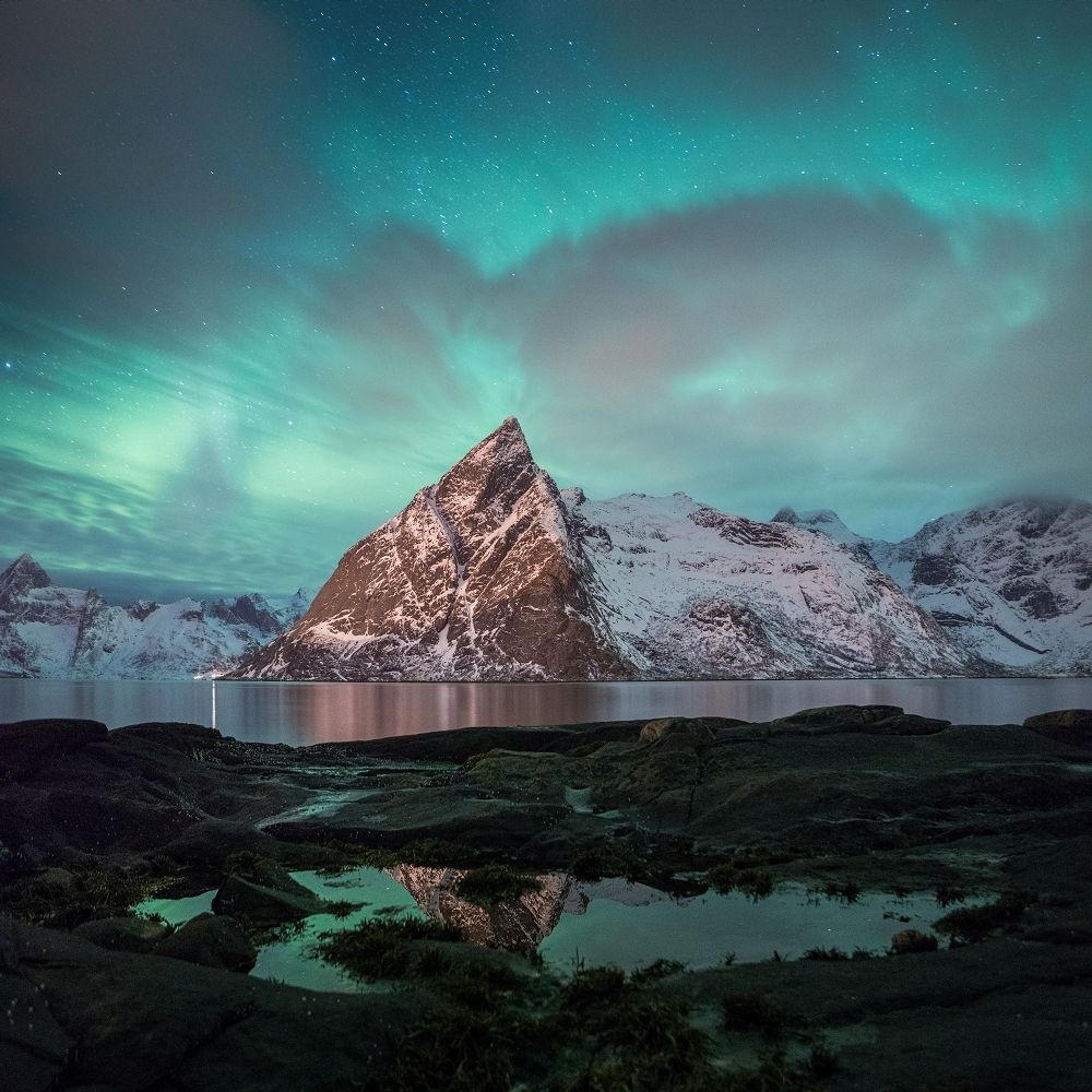 Северное сияние над горой Олстинден