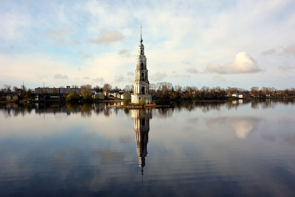 Колокольня наяву и в отражении