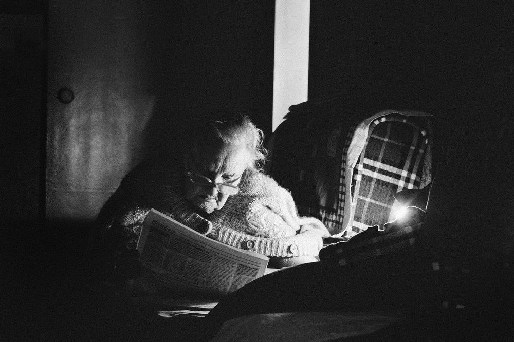 Чтение вечерней газеты