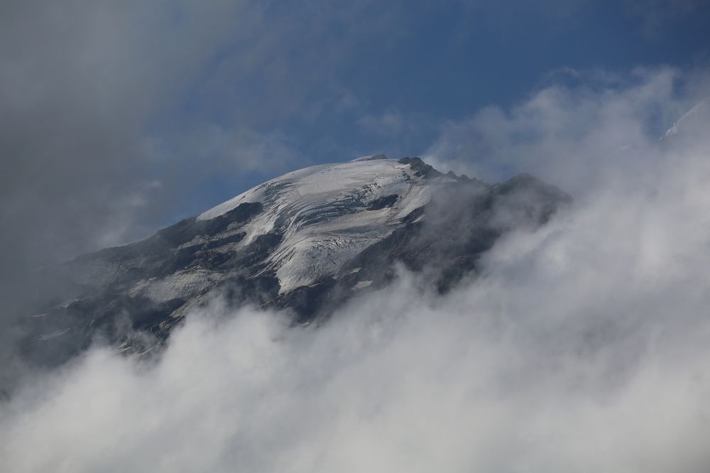 За облаками