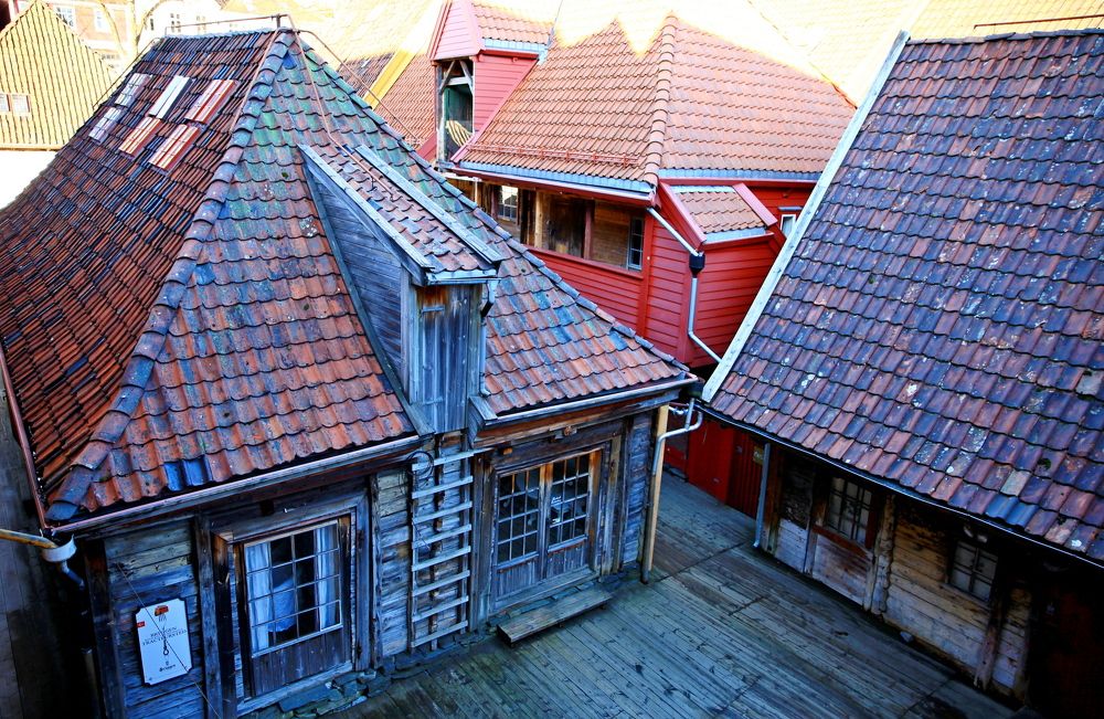 Рассвет в старом дворе