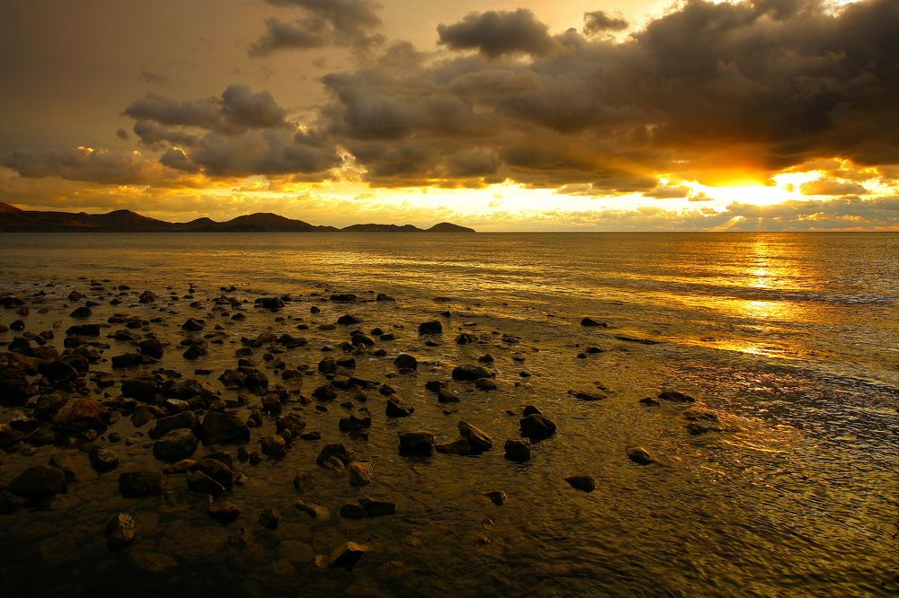 Золотистый рассвет в Коктебеле