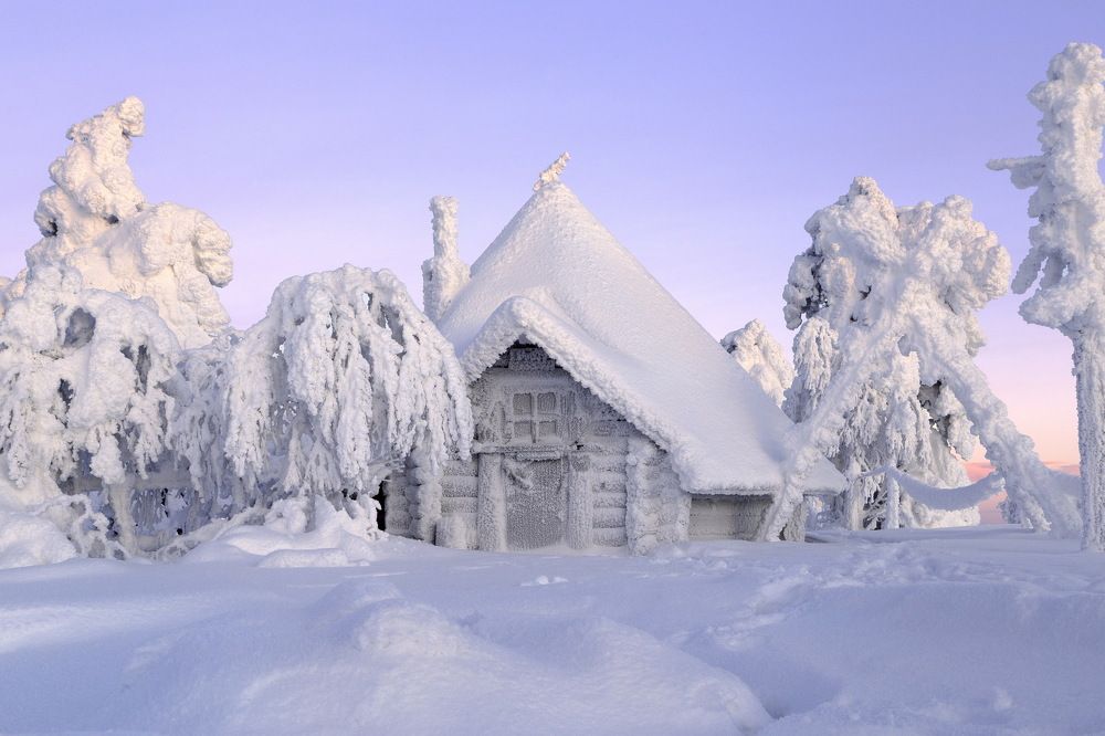 У леса на опушке жила зима в избушке