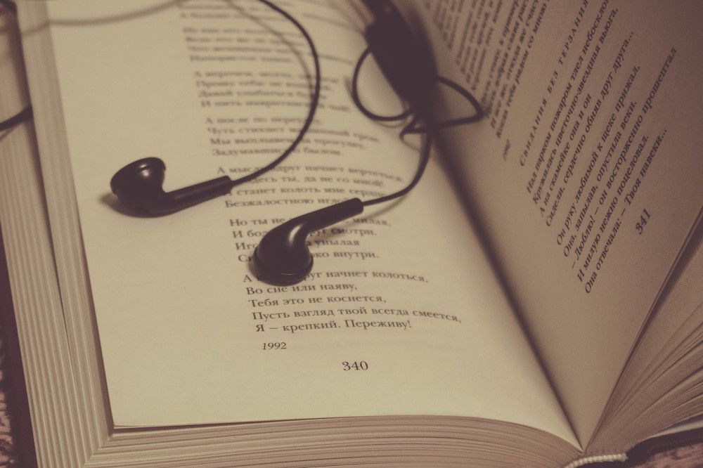 Читать или слушать