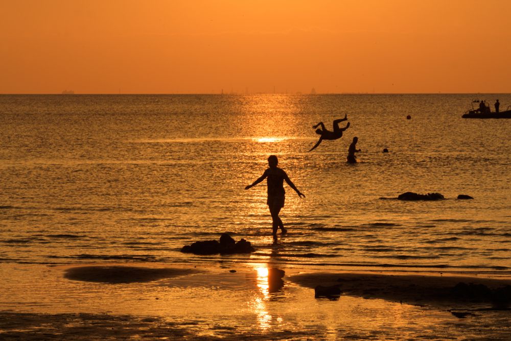 Убегающая по волнам