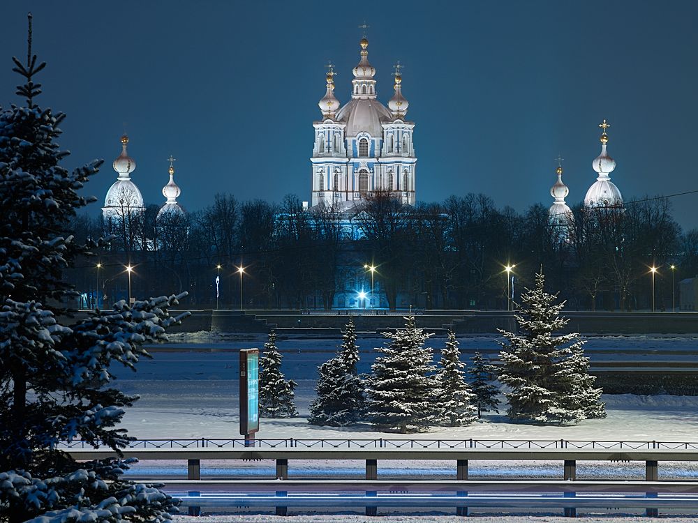 Всегда посмотришь, пролетая мимо.