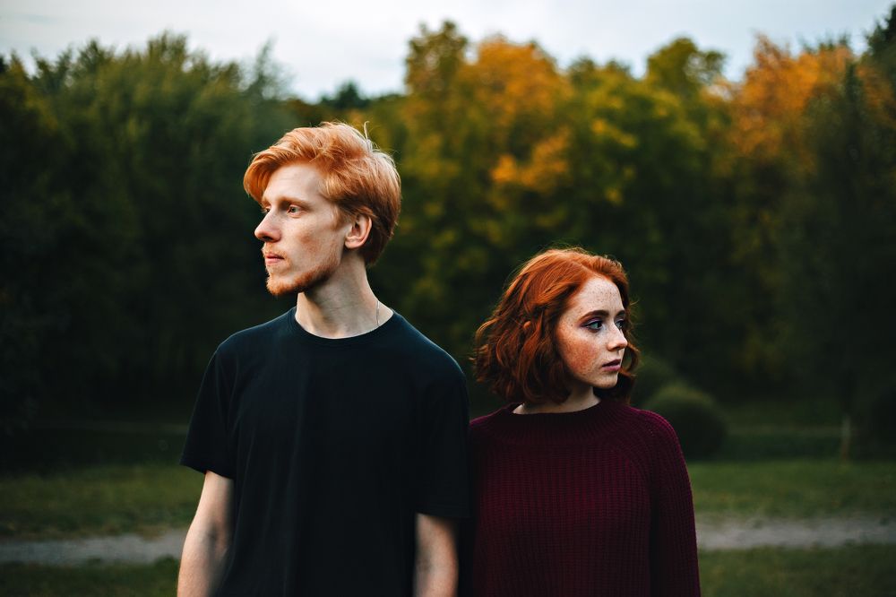 по разные стороны