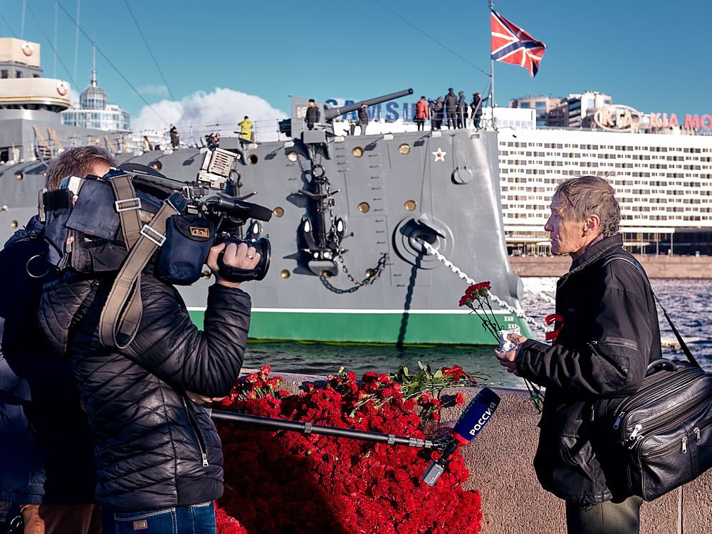 Народные гвоздики на столетний юбилей Революции / Carnations for the centenary of the Revolution from the people