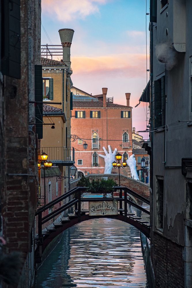 [hands in venice]