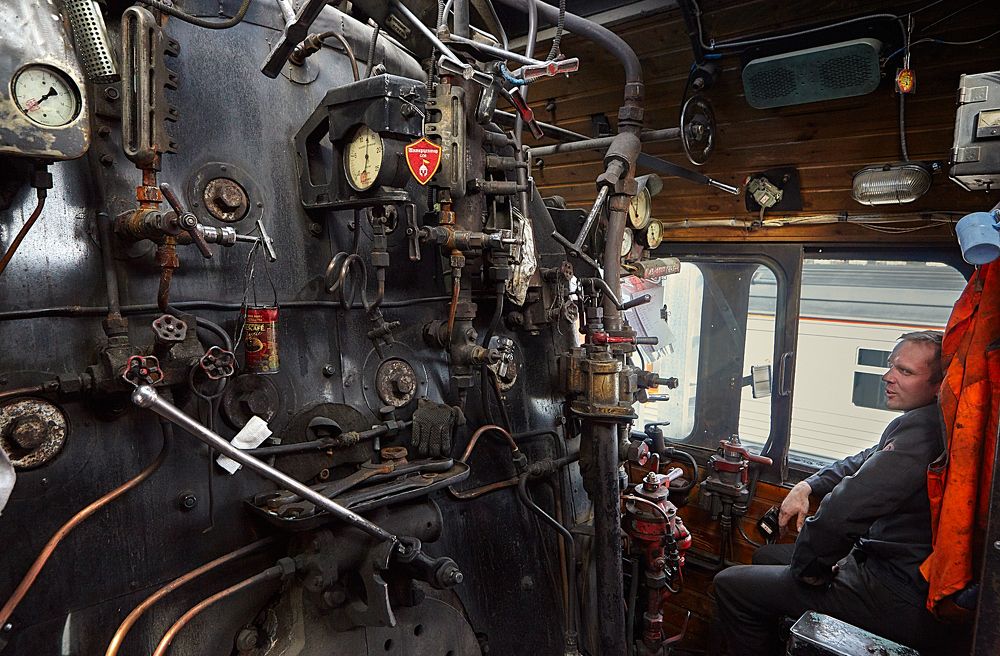 Короткая передышка у машиниста и его паровой машины