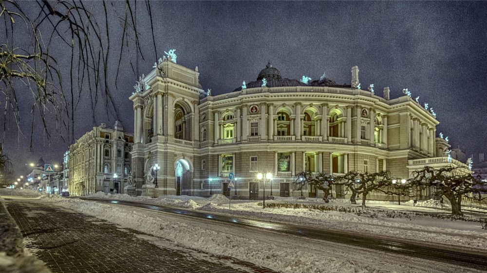 Оперный зимой