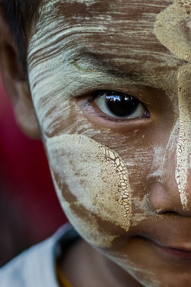 Мальчик с рисунками на лице