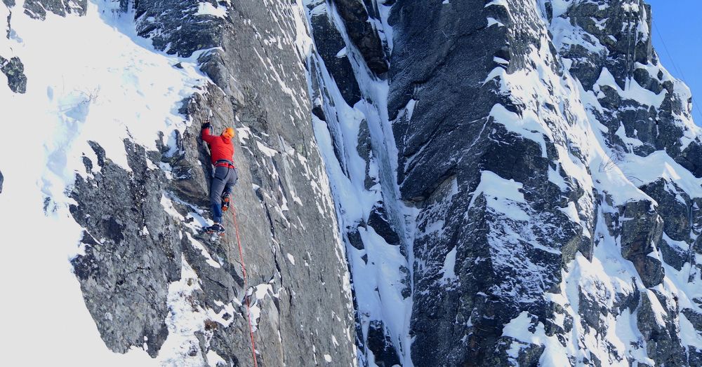 Человек и скала