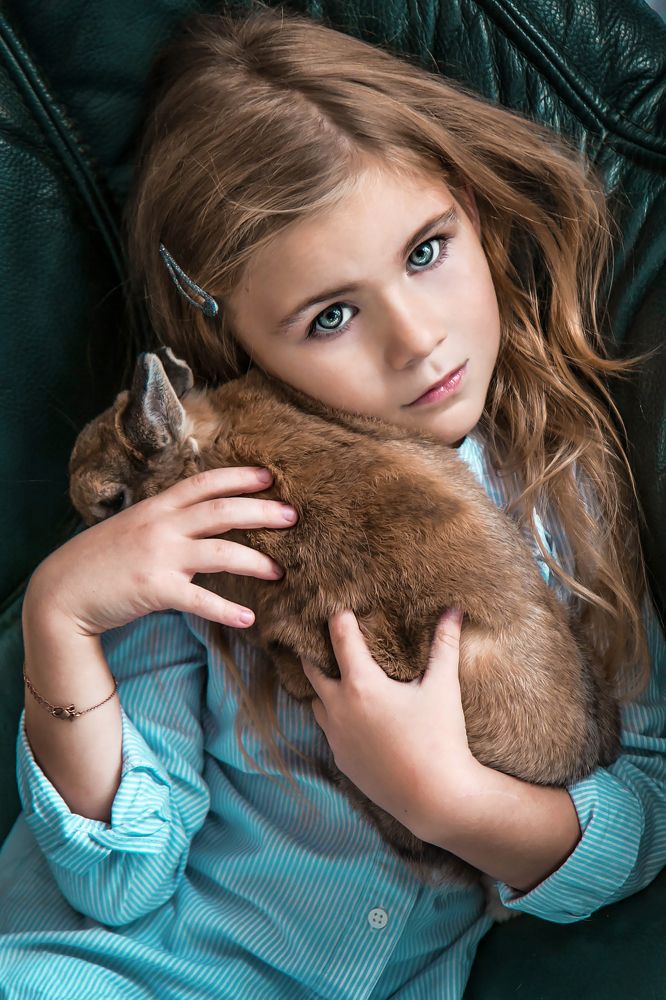 Оливия с кроликом в тон)