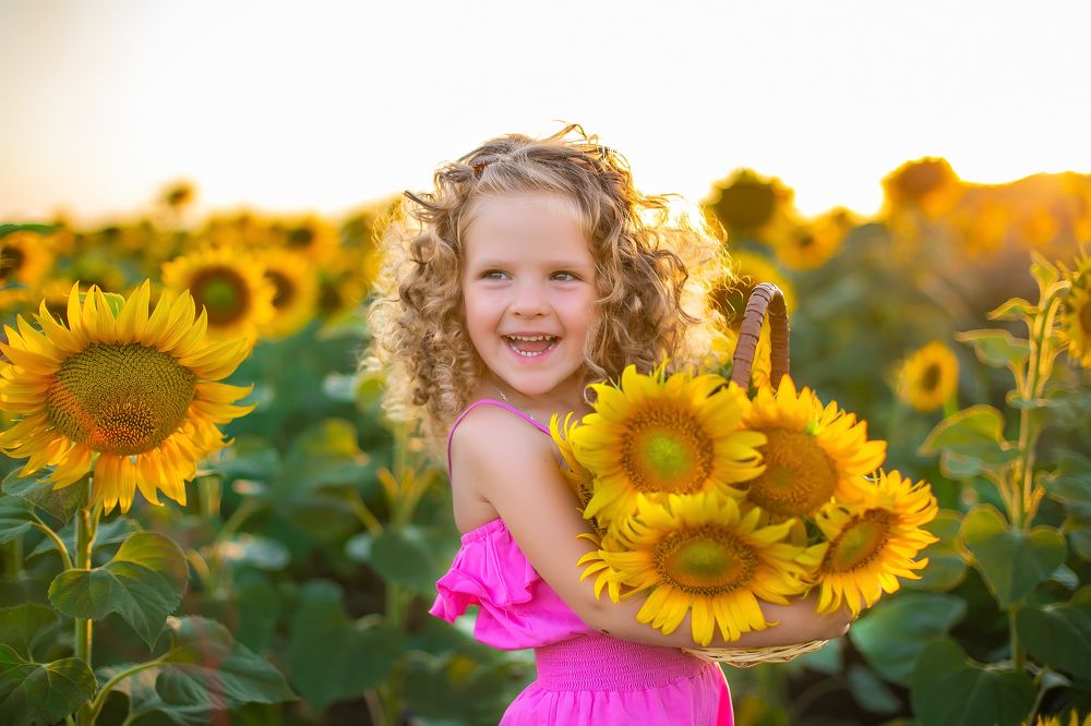 Девочка в подсолнухах