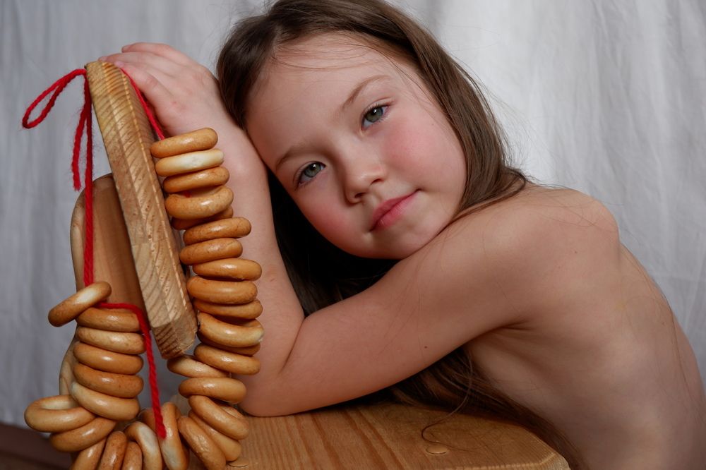 Девочка с сушками