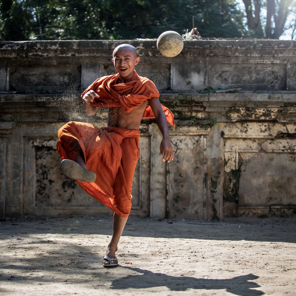 Бирманский монах играет в футбол