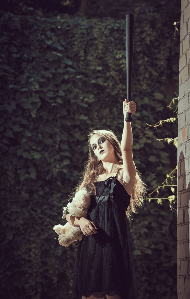 девочка с битой.