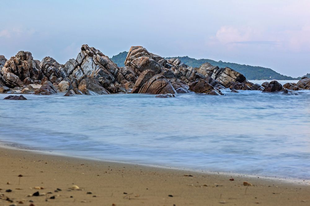 Камни и море.