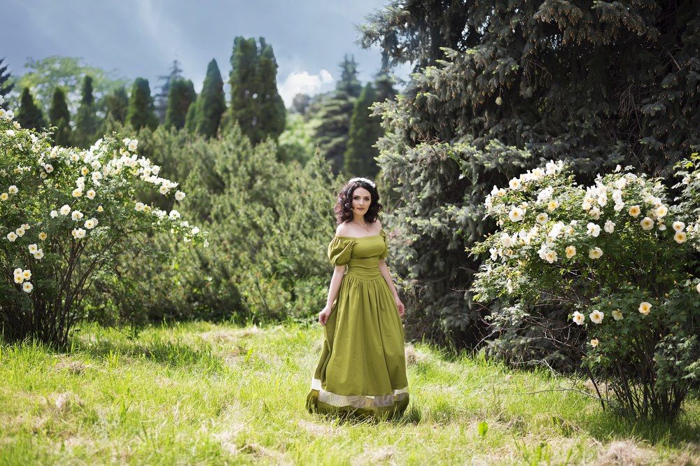 Девушка в сказочном лесу