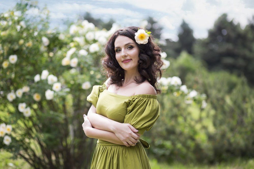 Девушка в сказочном лесу