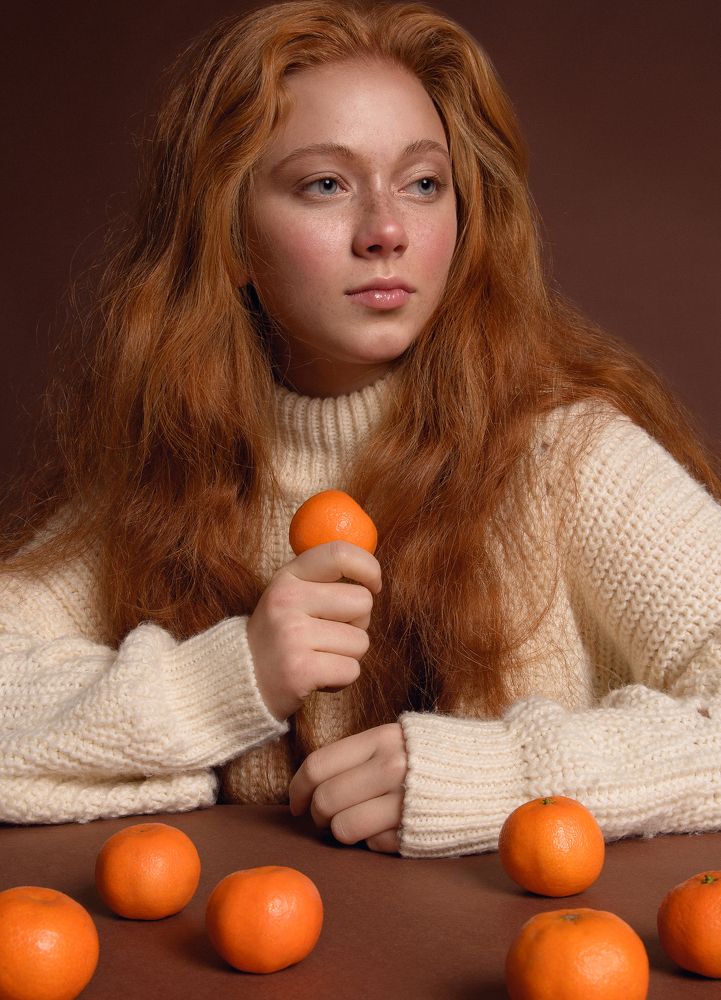 girl with tangerines