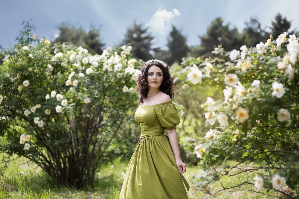 Девушка в сказочном лесу