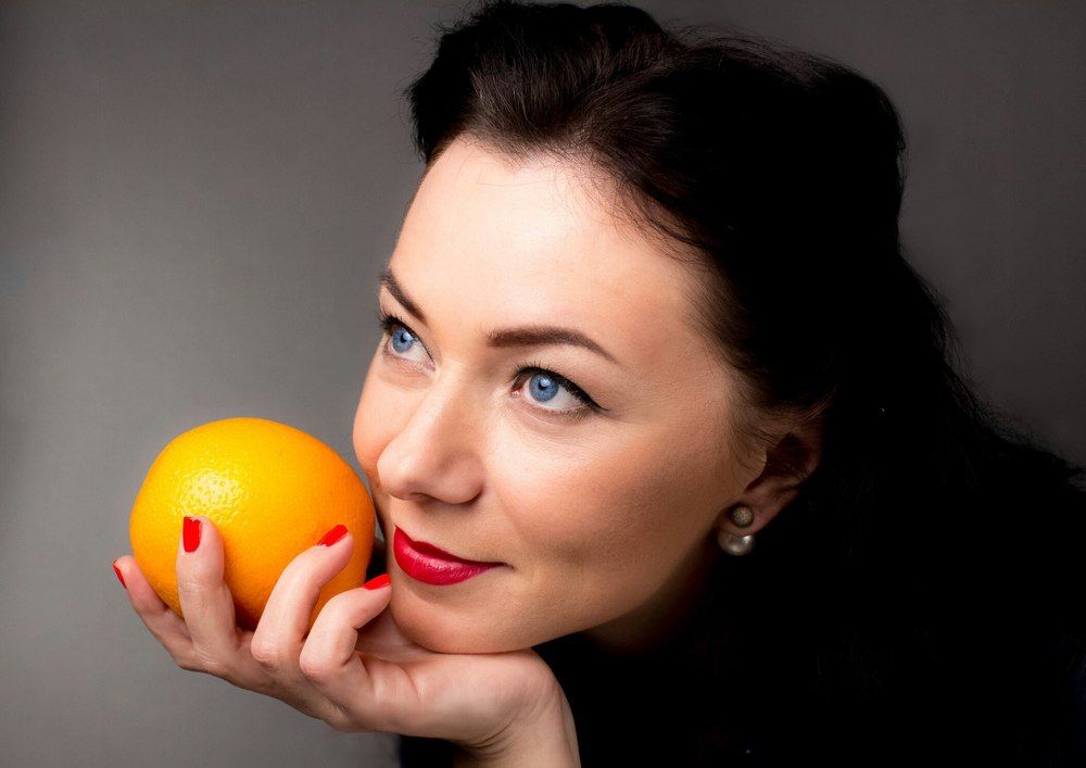 Девушка и апельсин