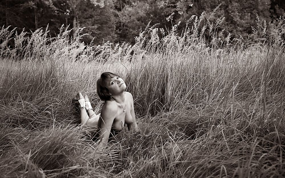 Обнаженная в траве.