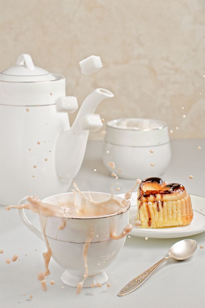 Чашка с какао и пироженое