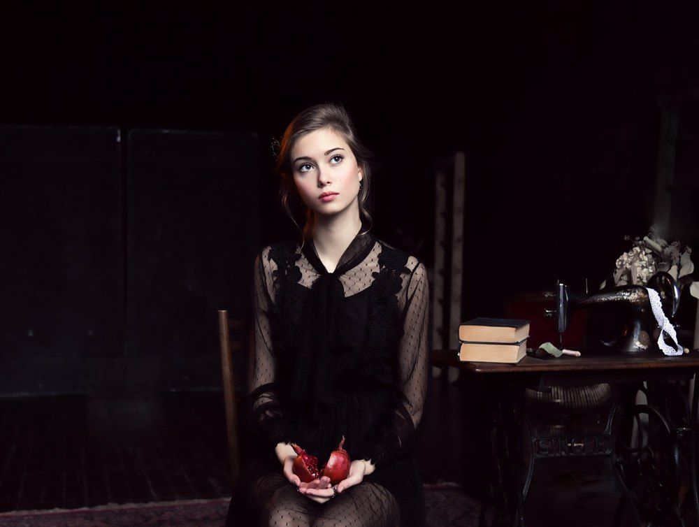 Девушка с гранатом