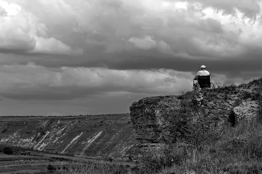 По лезвии ножа