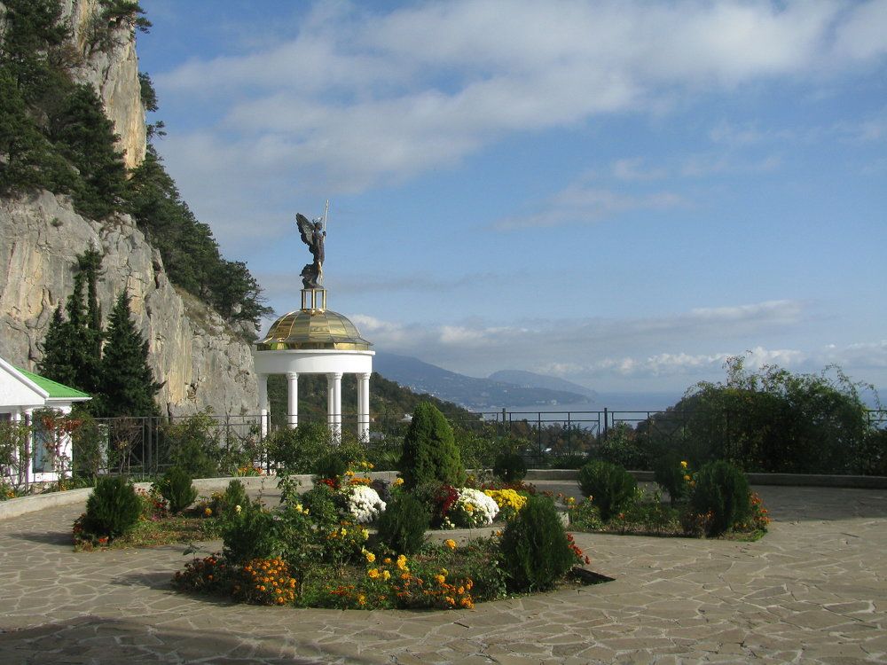 Беседка у храма