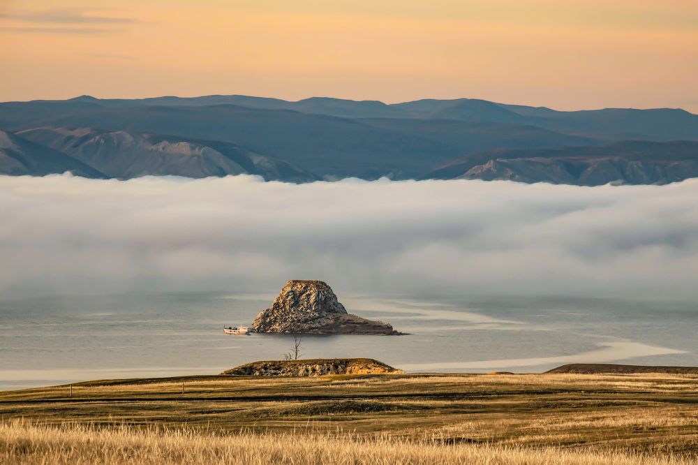 Над Байкалом туман.