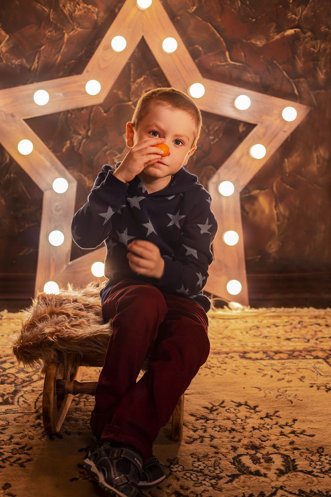 Мальчишка с мандаринкой