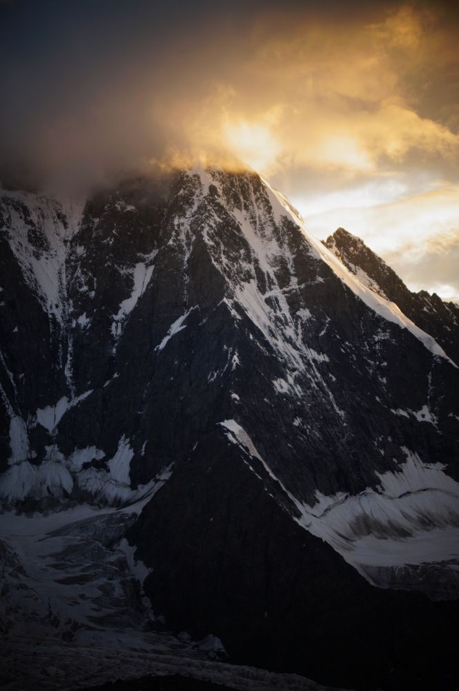 Облако на вершине горы