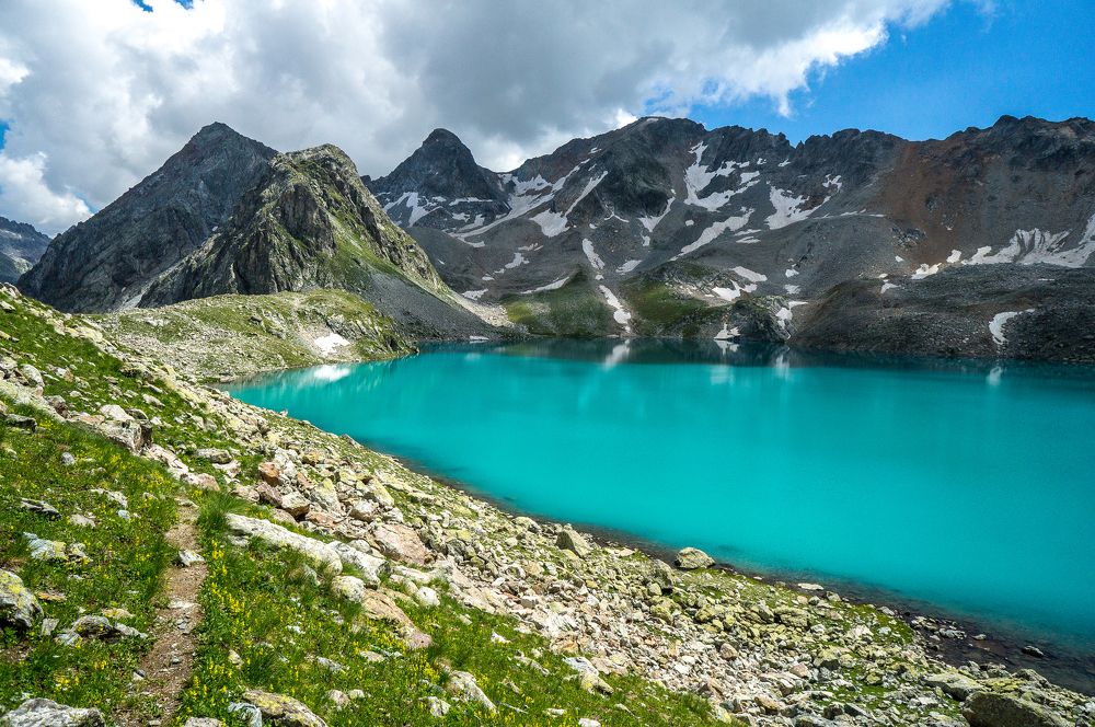 Голубая мгла горного озера