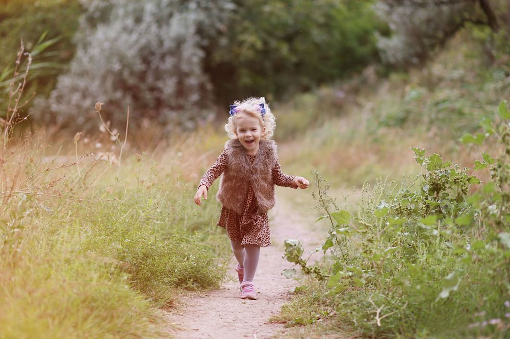 Веселая девченка