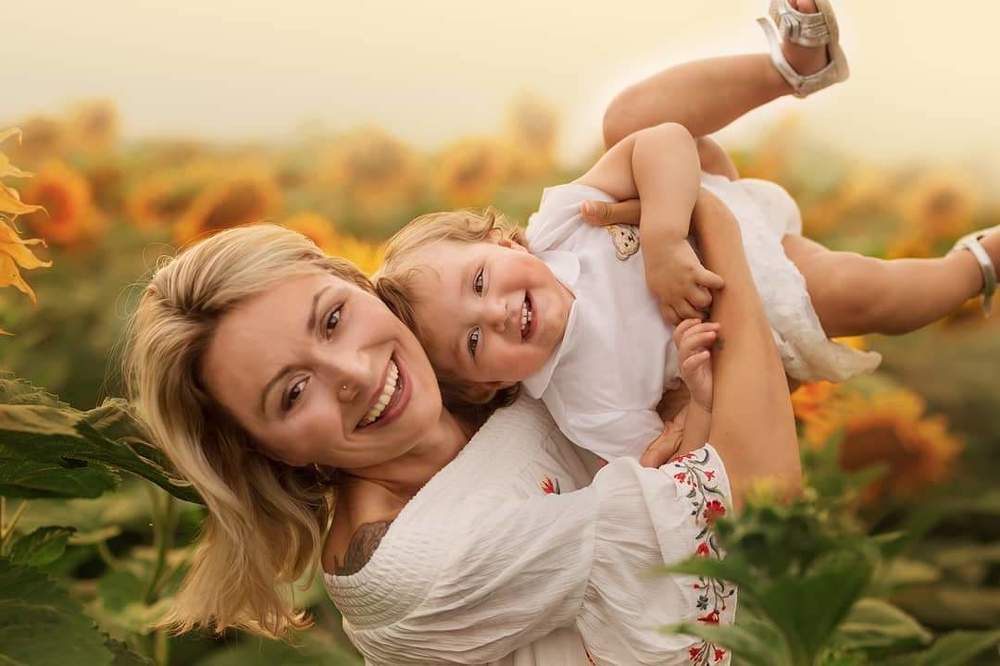 Смех в подсолнухах.