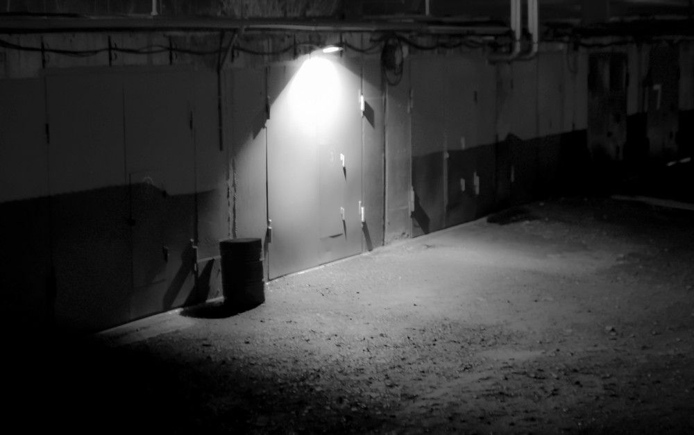 Ночь. Улица. Фонарь. Гараж.