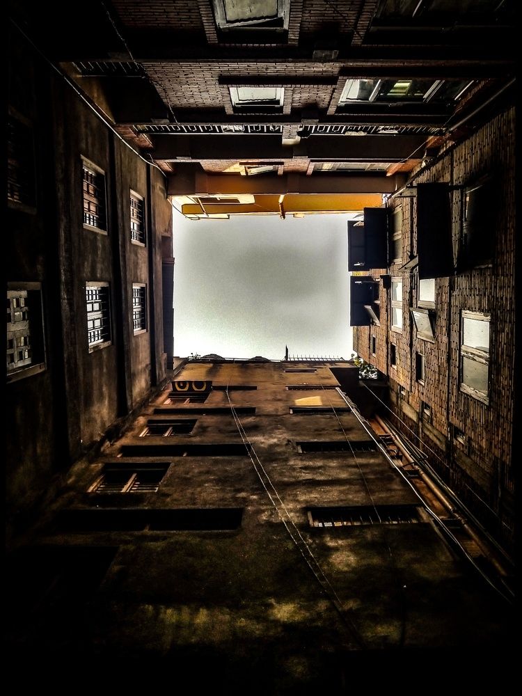 Trap between the concrete