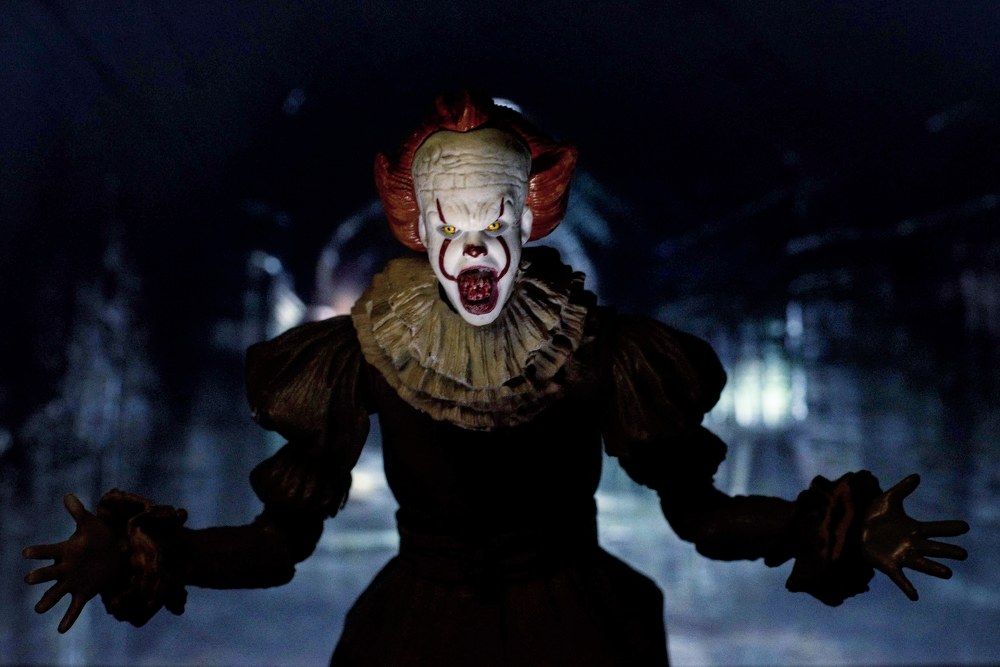 Пеннивайз зовёт детей в гости