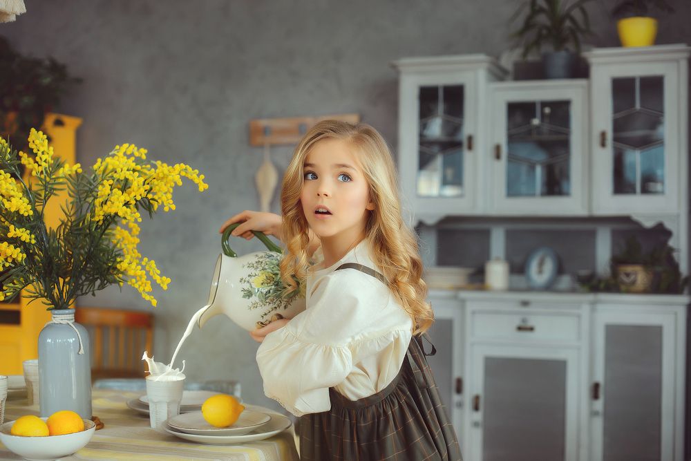 Девочка с кувшином