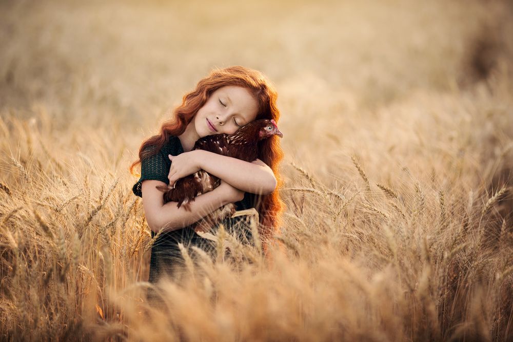 Девочка с курочкой