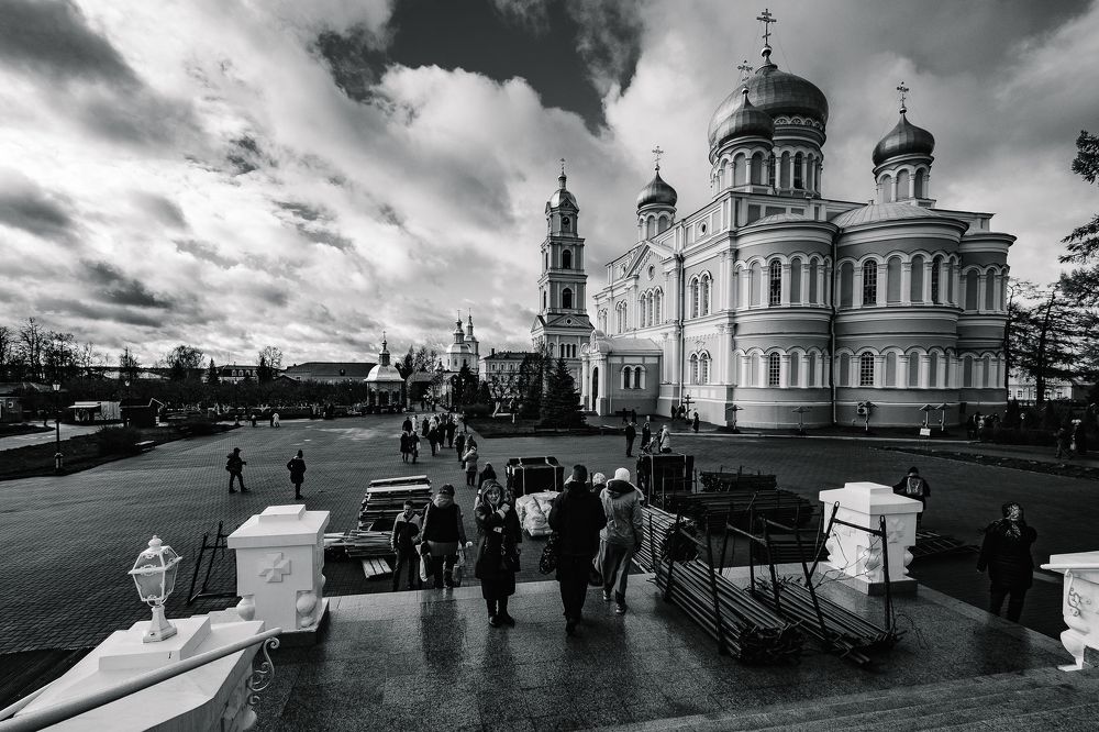 Жизнь монастырская...