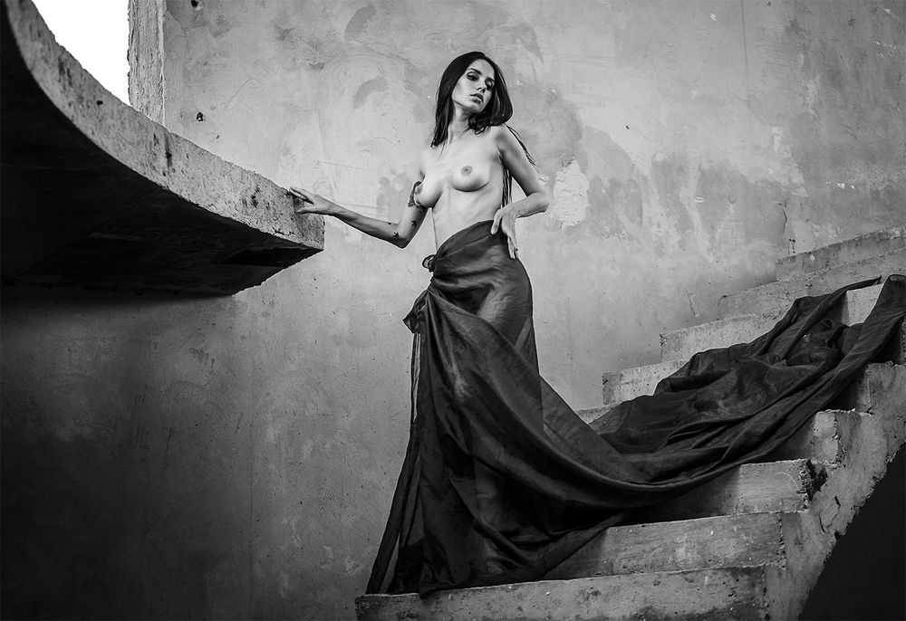 Descending Gothic Queen