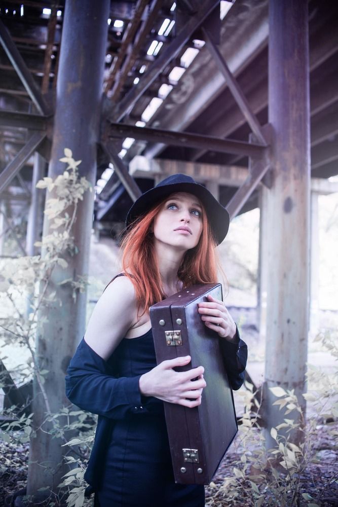 Девушка с чемоданом